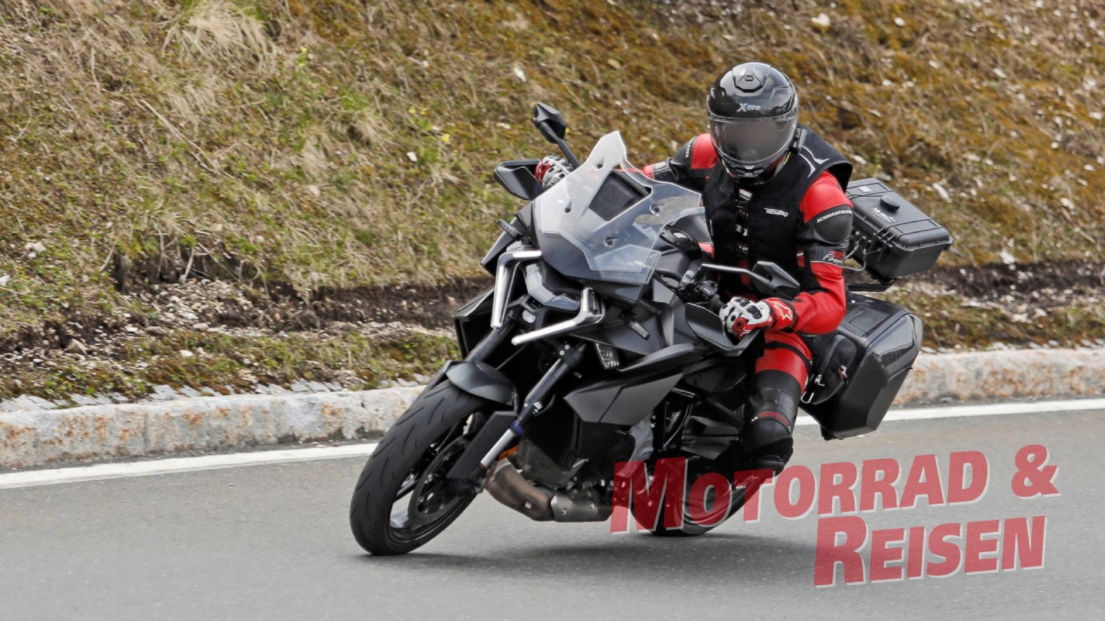 Η έκδοση GT της 1390 Super Duke παρουσιάστηκε για πρώτη φορά το 2024 και αποτελεί την touring παραλλαγή της γνωστής naked. 